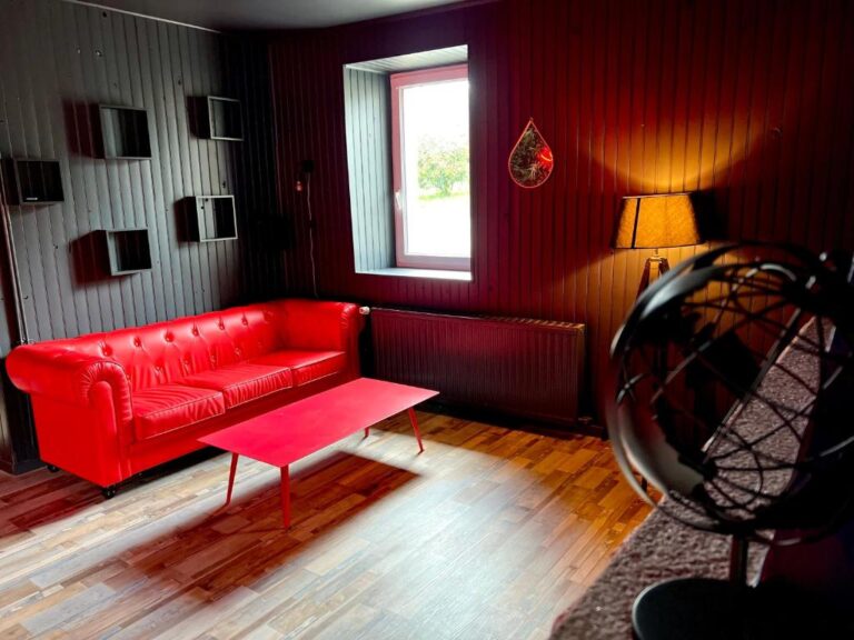canape rouge loveroom 768x576