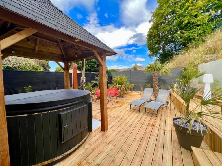 jacuzzi exterieur bygitesdarmor 768x576