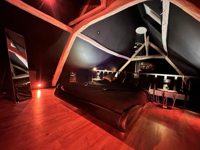 loveroom lit cuir 768x576