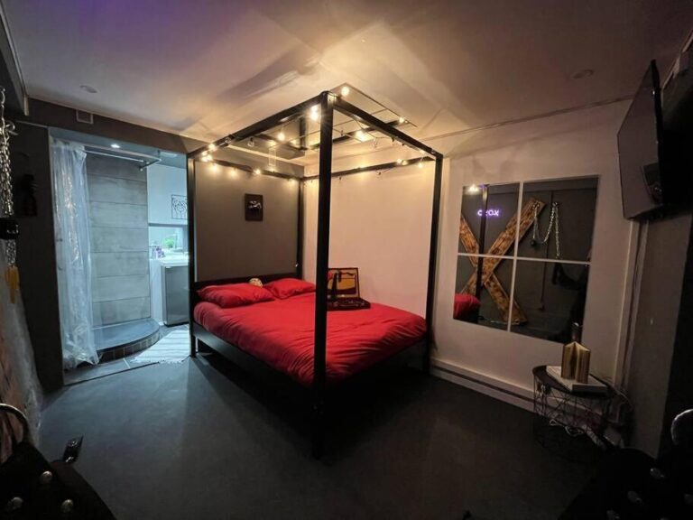 loveroom lit metal 768x576