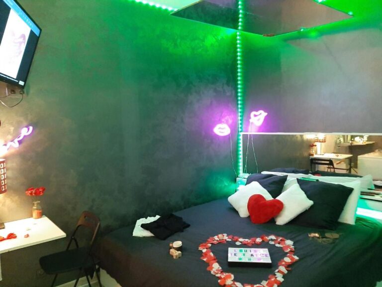 loveroom toulon miroir plafond 768x576